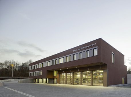 Die Feuer- und Rettungswache 21 in Frankfurt ist ein Massivbau mit einer Betonsandwichkonstruktion und vereint Funktionalität und Gestaltung vortrefflich.