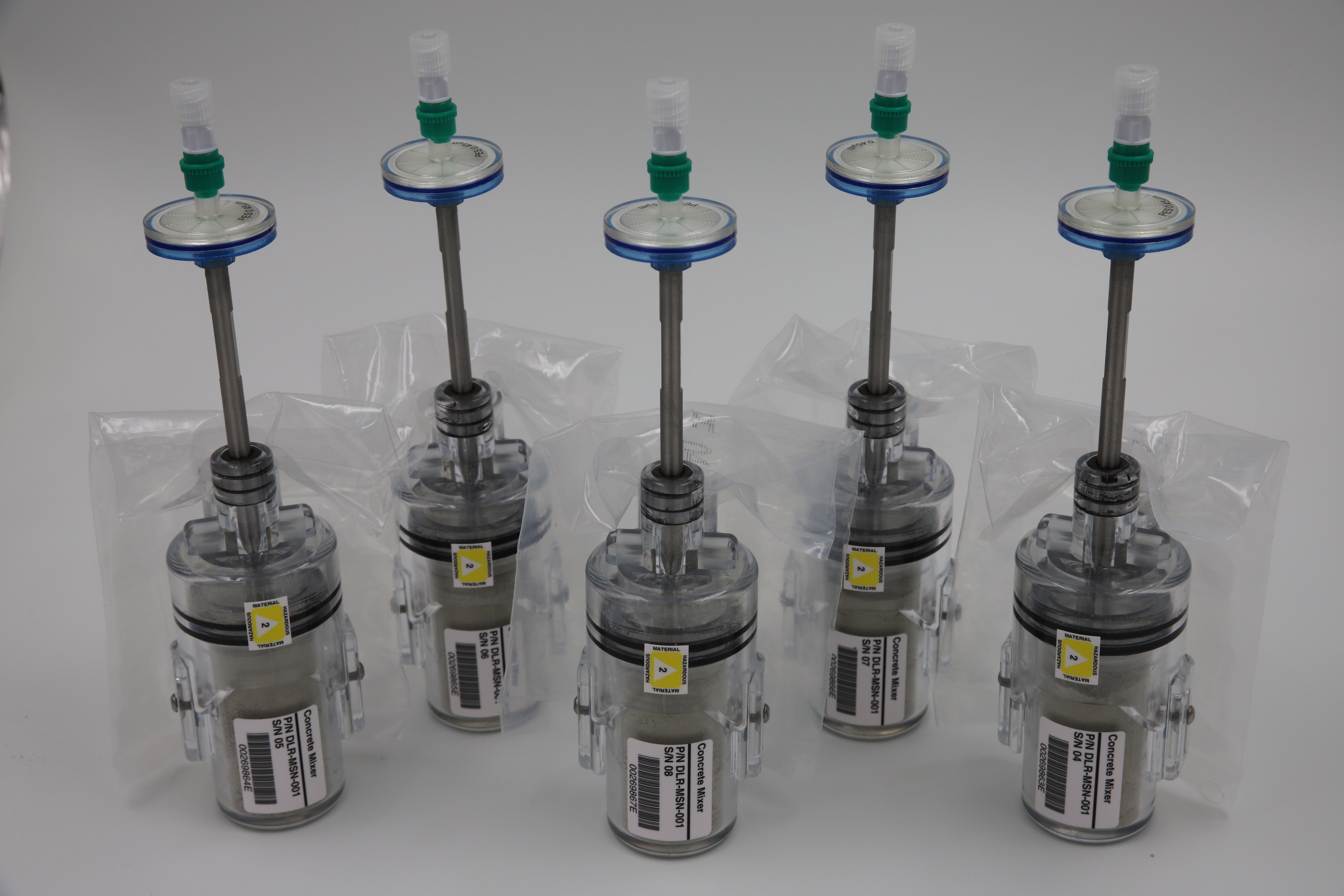 Maurer mischt Beton im All